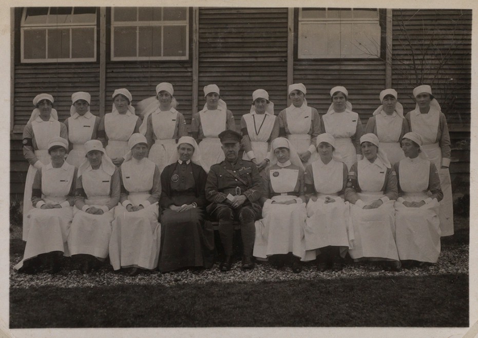 Colonel Trimble and Matron Todd with VADs from the St John Ambulance Brigade Hospital, Etaples (OWLS000002-12)