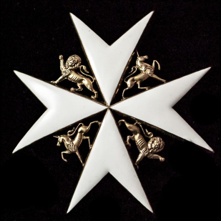 Eight-pointed cross with the lion in the top left and bottom right segments, and the unicorn in the top right and bottom left segments.