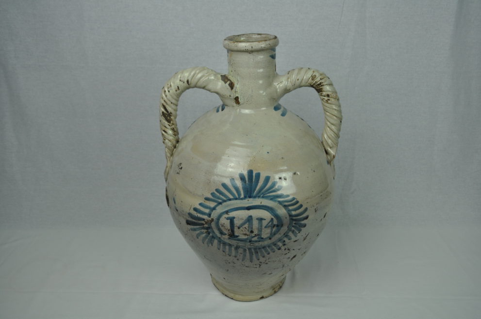 The back of the jar bears the inscription 1714 in a stylised blue garland.